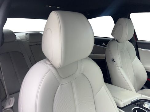 Used 2023 Genesis G70 2.0T image 46