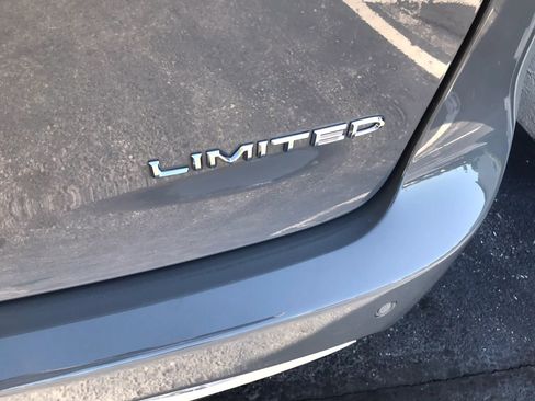 Used 2023 Chrysler Pacifica Limited FWD image 42