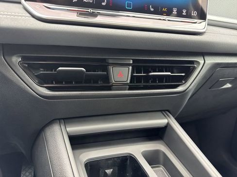 Used 2025 Volkswagen Tiguan SE image 17