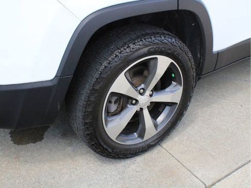 Used 2019 Jeep Cherokee Limited AWD/4WD image 36