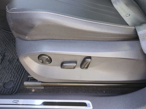 Used 2023 Volkswagen Tiguan SE R-Line image 14