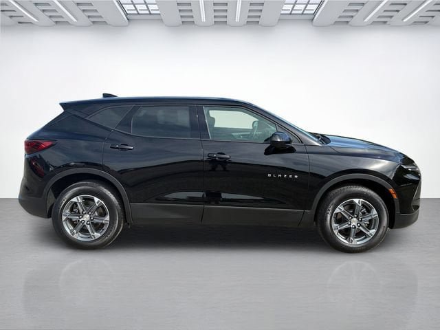 Used 2025 Chevrolet Blazer LT AWD/4WD image 3