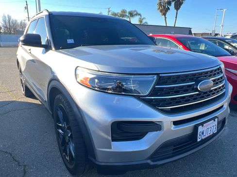 Used 2020 Ford Explorer XLT image 3