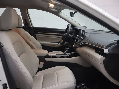 Used 2023 Nissan Altima 2.5 SV FWD image 9