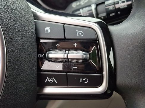 Used 2023 Kia Carnival LX FWD image 21