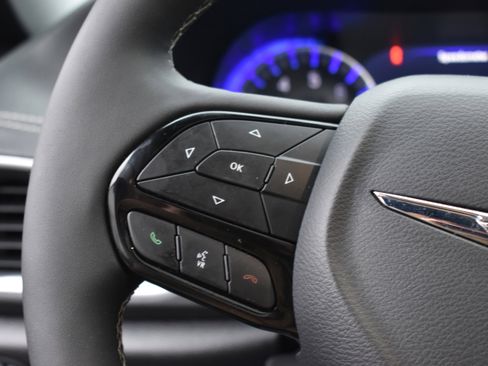 Used 2025 Chrysler Pacifica Limited image 15