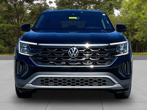 Used 2024 Volkswagen Atlas Cross Sport SE w/ Panoramic Sunroof Package image 2