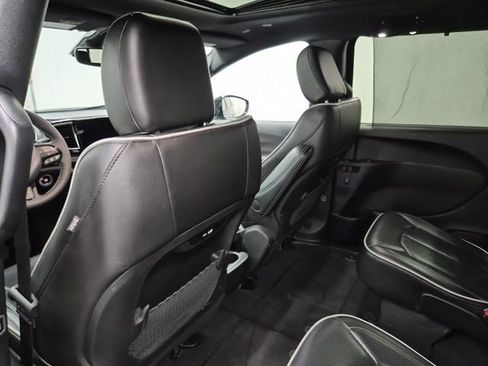 Used 2025 Chrysler Pacifica Limited FWD image 14
