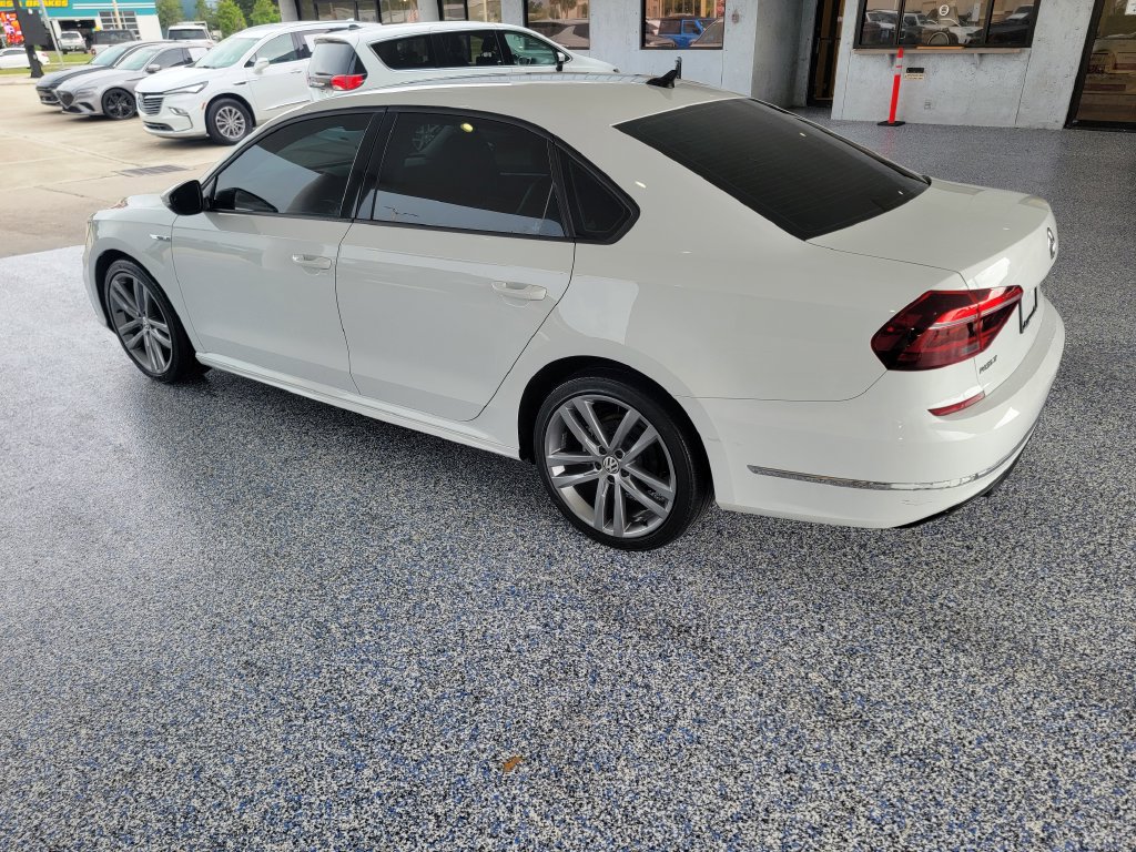 Used 2018 Volkswagen Passat 2.0T R-Line w/ R-Line Lighting Package FWD image 3