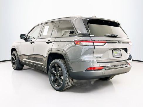 Used 2024 Jeep Grand Cherokee Altitude image 5