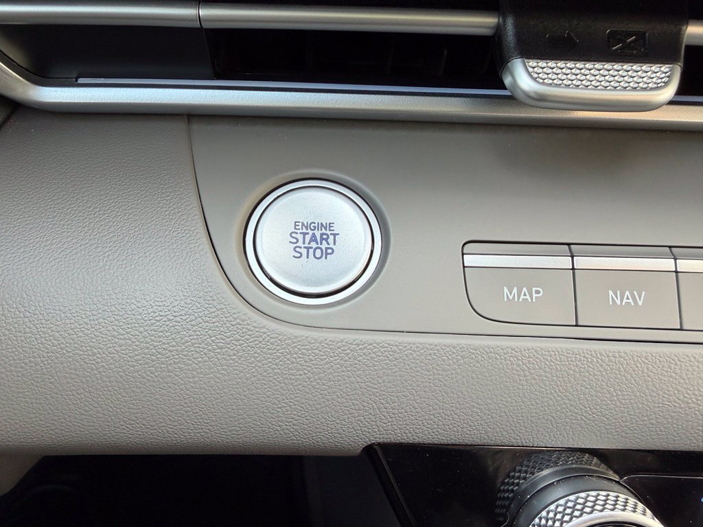 Used 2025 Hyundai Elantra SEL FWD image 13