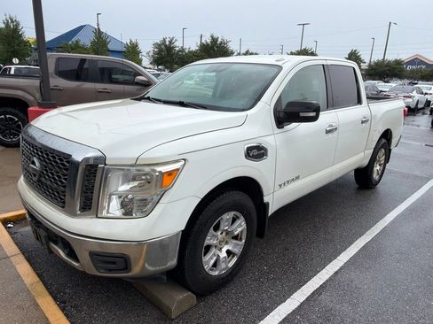 Used 2017 Nissan Titan SV RWD image 2