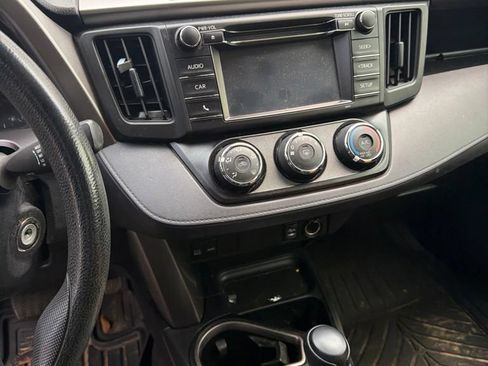 Used 2018 Toyota RAV4 LE FWD image 26