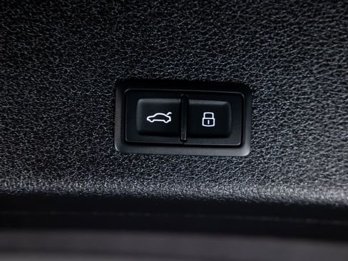 Used 2024 Audi Q8 e-tron Prestige image 40