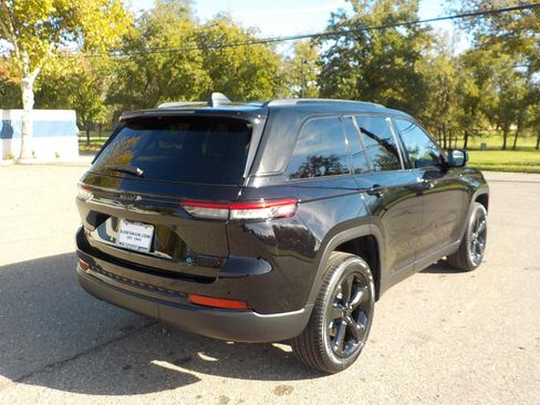 New 2025 Jeep Grand Cherokee Limited w/ Black Appearance Package image 6