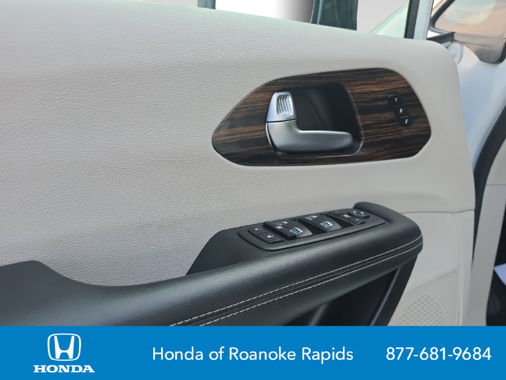 Used 2023 Chrysler Pacifica Limited FWD image 11