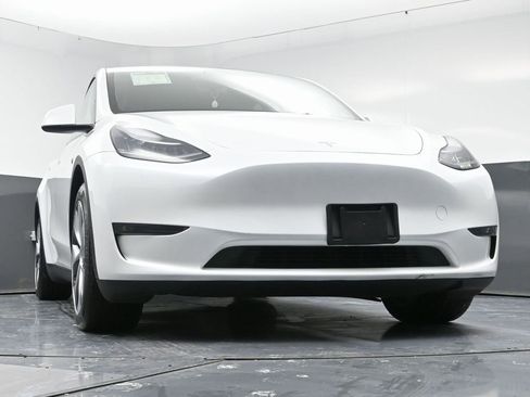 Used 2023 Tesla Model Y Long Range image 54