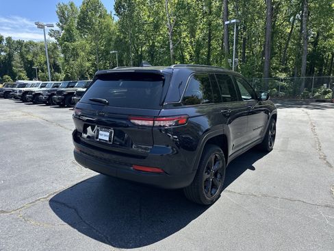 Used 2024 Jeep Grand Cherokee Limited w/ Black Appearance Package AWD/4WD image 9