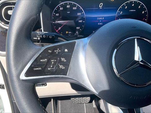 Used 2025 Mercedes-Benz GLC 300 4MATIC image 23