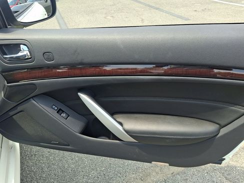 Used 2015 INFINITI Q60 Convertible w/ Premium Package RWD image 10