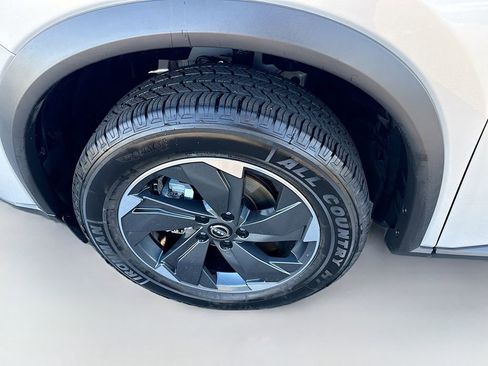 Used 2024 Nissan Rogue SV image 3