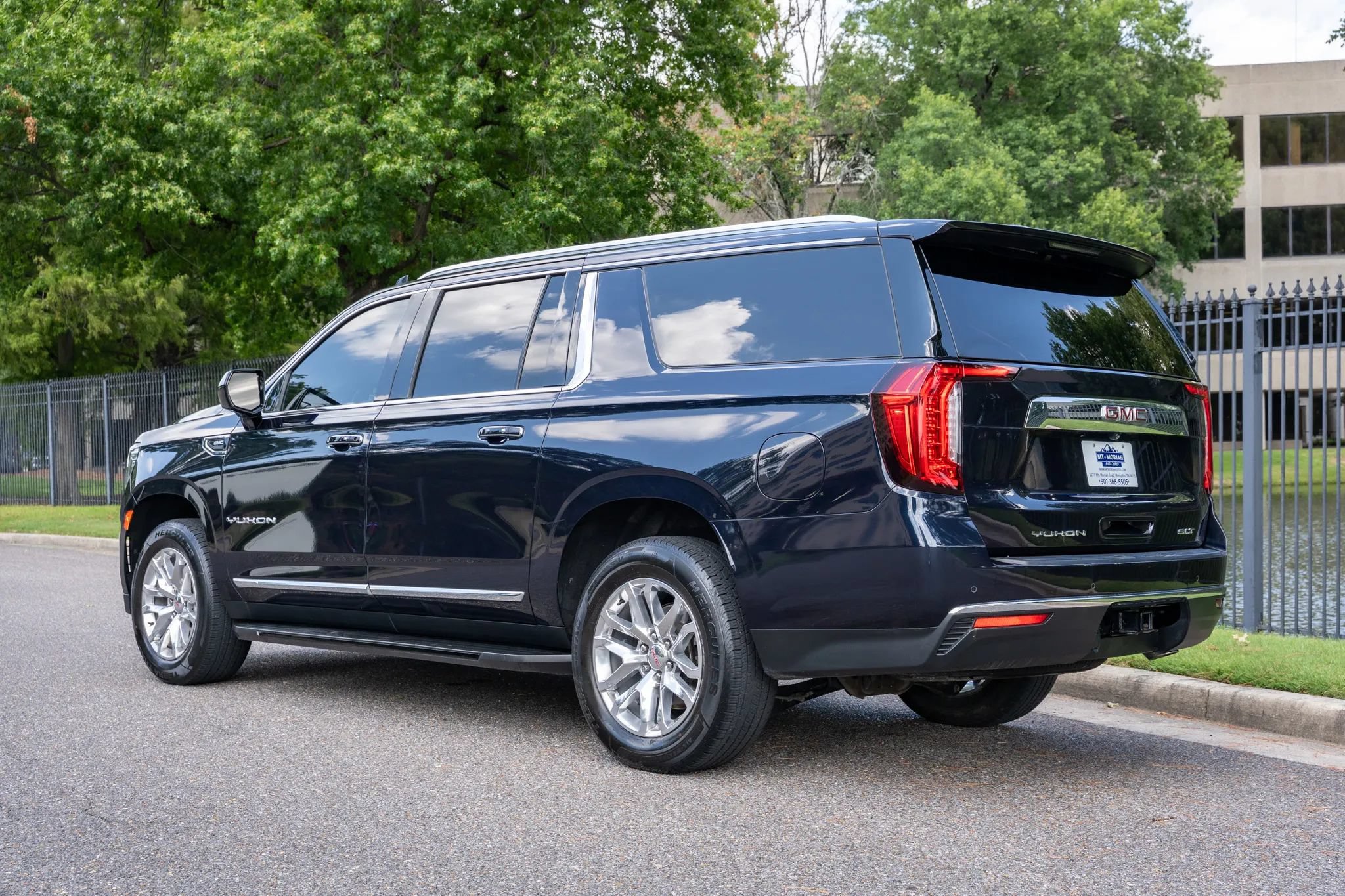 Used 2022 GMC Yukon XL SLT AWD/4WD image 8