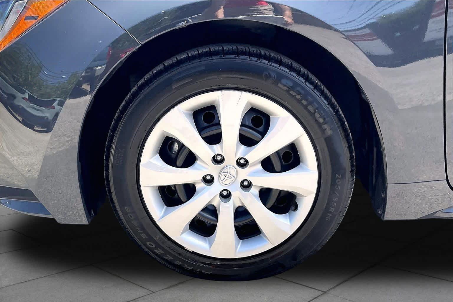 Used 2025 Toyota Corolla LE FWD image 11