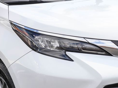 Used 2024 Toyota Sienna LE image 5