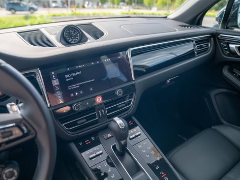 Certified 2026 Porsche Macan AWD/4WD image 16