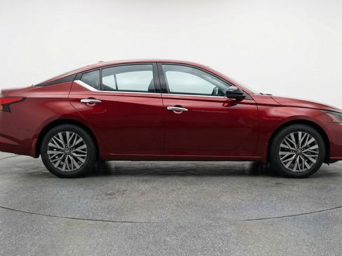 Used 2025 Nissan Altima 2.5 SV image 11