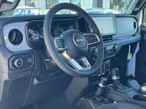 New 2025 Jeep Wrangler Unlimited Sahara w/ Technology Group AWD/4WD image 9