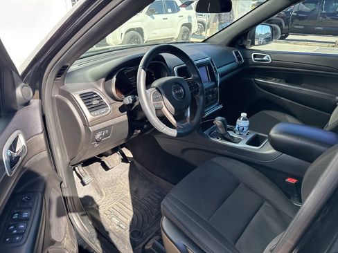 Used 2018 Jeep Grand Cherokee Laredo image 6