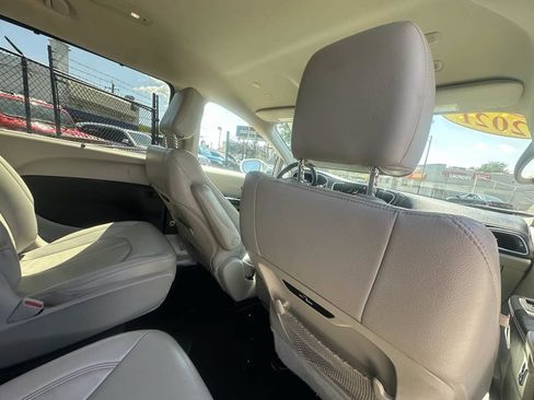 Used 2021 Chrysler Pacifica Touring-L FWD image 31
