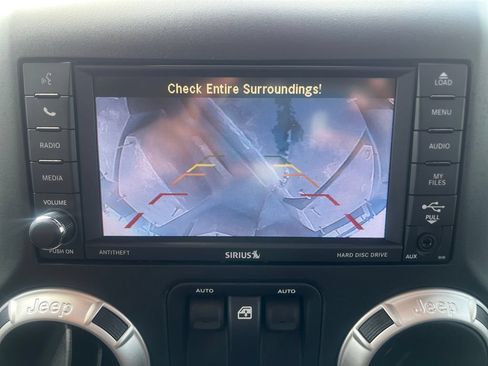 Used 2018 Jeep Wrangler Sahara w/ Connectivity Group AWD/4WD image 26