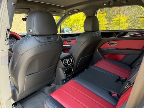 Used 2024 Bentley Bentayga image 33