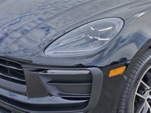 Certified 2025 Porsche Macan image 12