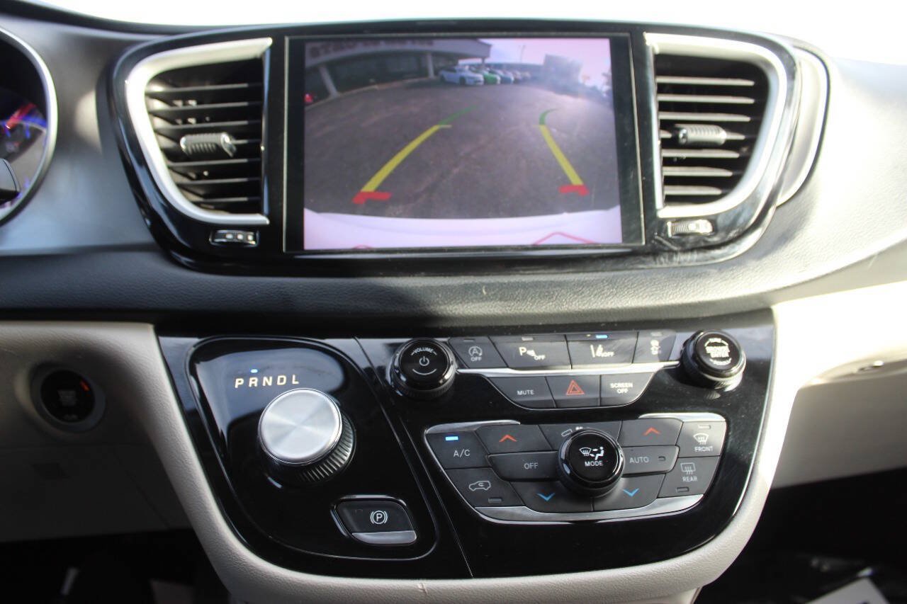 Used 2023 Chrysler Pacifica Touring-L FWD image 21