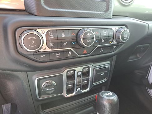 Used 2018 Jeep Wrangler Unlimited Sahara w/ LED Lighting Group image 28