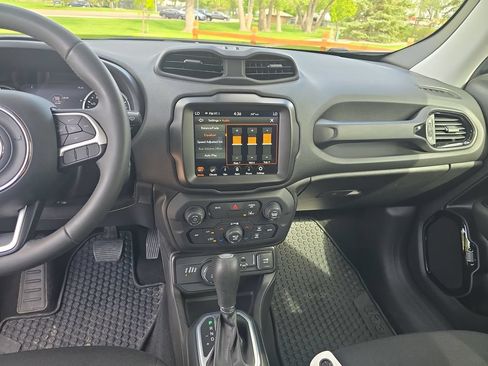 Used 2023 Jeep Renegade Altitude AWD/4WD image 19