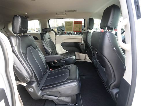 Used 2024 Chrysler Pacifica Touring-L image 21