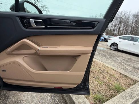 Used 2019 Porsche Cayenne S w/ Premium Plus Package AWD/4WD image 22