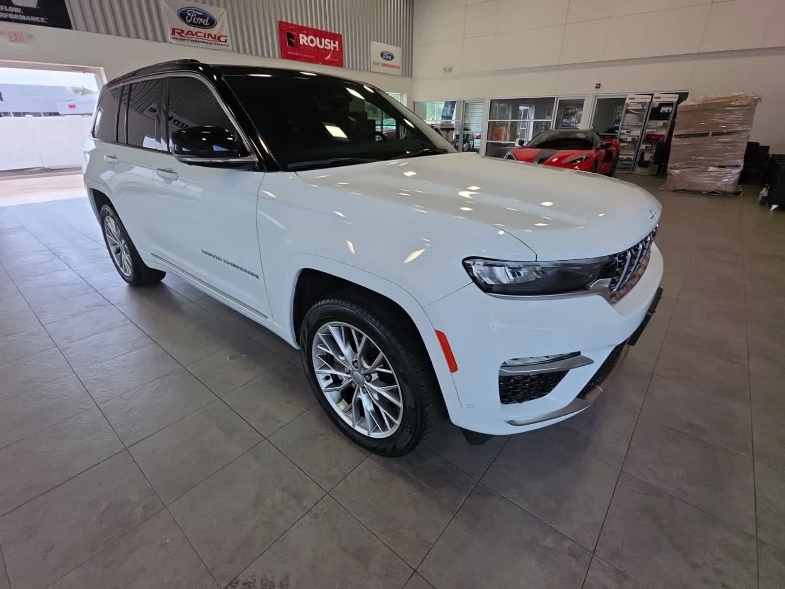 Used 2024 Jeep Grand Cherokee Summit w/ Advanced Protech Group IV AWD/4WD image 5