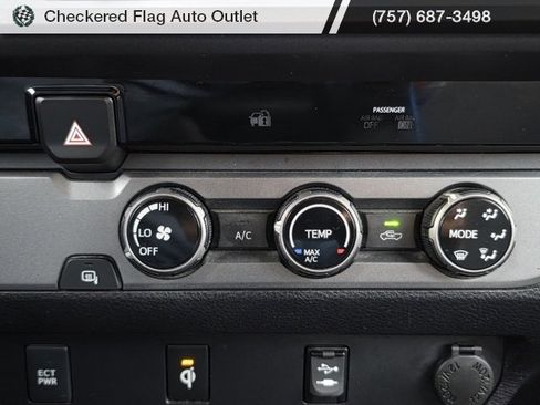 Used 2016 Toyota Tacoma TRD Sport image 32