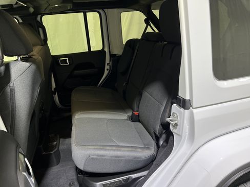 Used 2025 Jeep Wrangler Unlimited Sahara AWD/4WD image 16