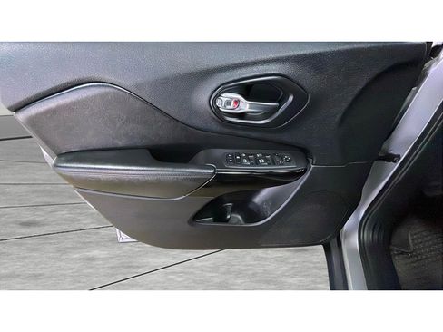 Used 2020 Jeep Cherokee Latitude Plus image 9