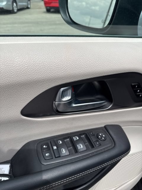 Used 2023 Chrysler Pacifica Touring-L FWD image 13