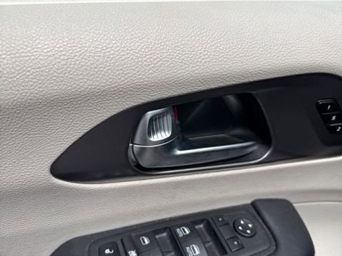 Used 2023 Chrysler Pacifica Touring-L image 13