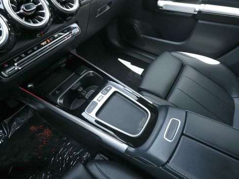 Used 2025 Mercedes-Benz GLB 250 image 13