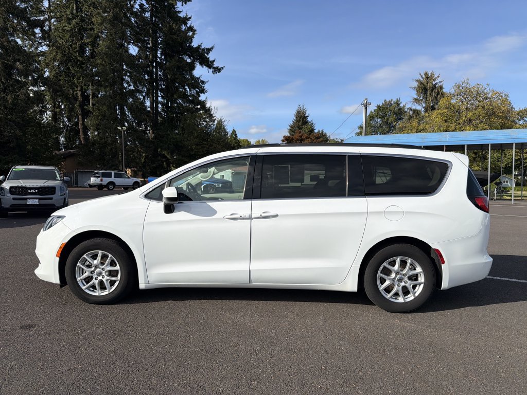 Used 2021 Chrysler Voyager Lxi FWD image 3