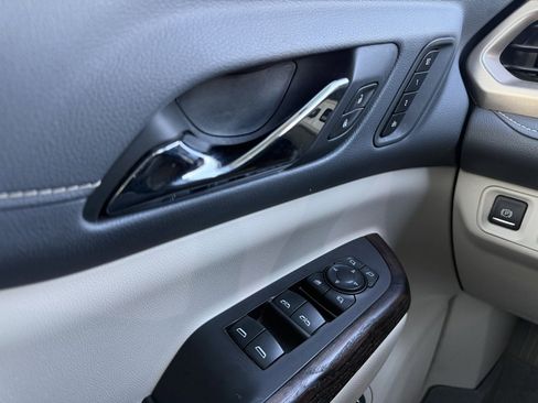 Used 2021 GMC Acadia Denali w/ Denali Technology Package image 12